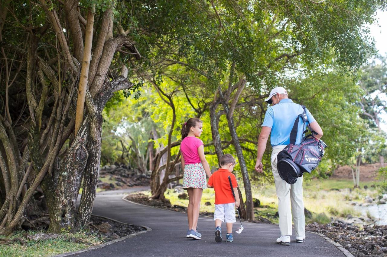 Constance Prince Maurice Poste de Flacq Exterior photo Family walking